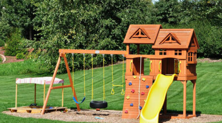 5 factors to consider when you buy outdoor playsets for your kids