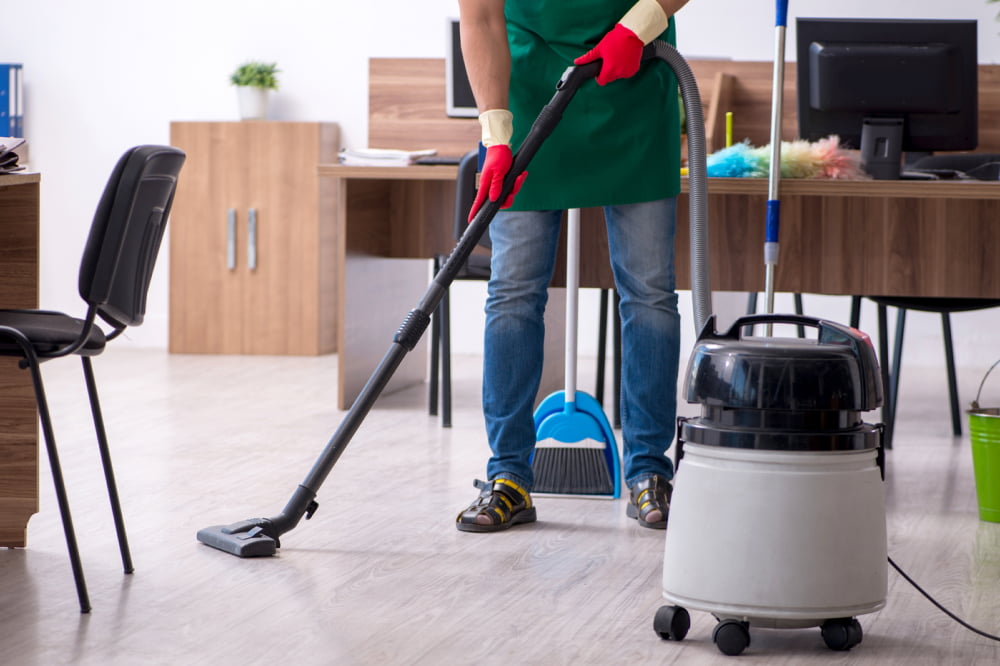 Office cleaning contractors &#8211; Roles, charges, and hiring considerations